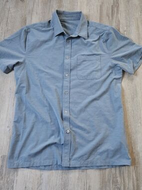 Vuori Men's Light Blue Short-Sleeve Bridge Button-Up Causal Shirt Medium
